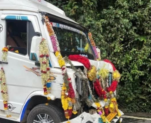 ചുരത്തിൽ ലോറിയും ട്രാവലറും കൂട്ടിയിടിച്ച് അപകടം