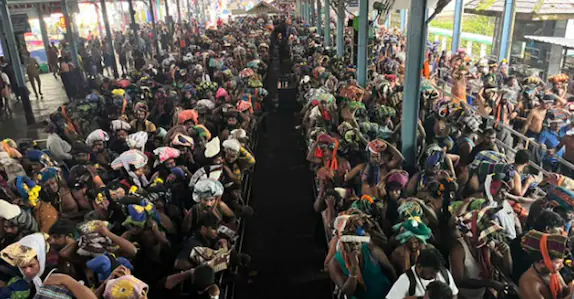 സന്നിധാനത്ത് ചാറ്റൽ മഴ, തിരക്ക് നിയന്ത്രണ വിധേയം; ഭക്തരുടെ എണ്ണം അനുസരിച്ച് ഇന്നും സ്പോട്ട് ബുക്കിങ്