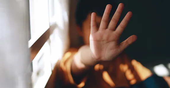 ഹോംവർക്ക് ചെയ്യാത്തതിന് കൊടും ക്രൂരത; നാലുവയസ്സുകാരനെ കയറിൽ കെട്ടി മരത്തിൽ തൂക്കി അധ്യാപികമാർ