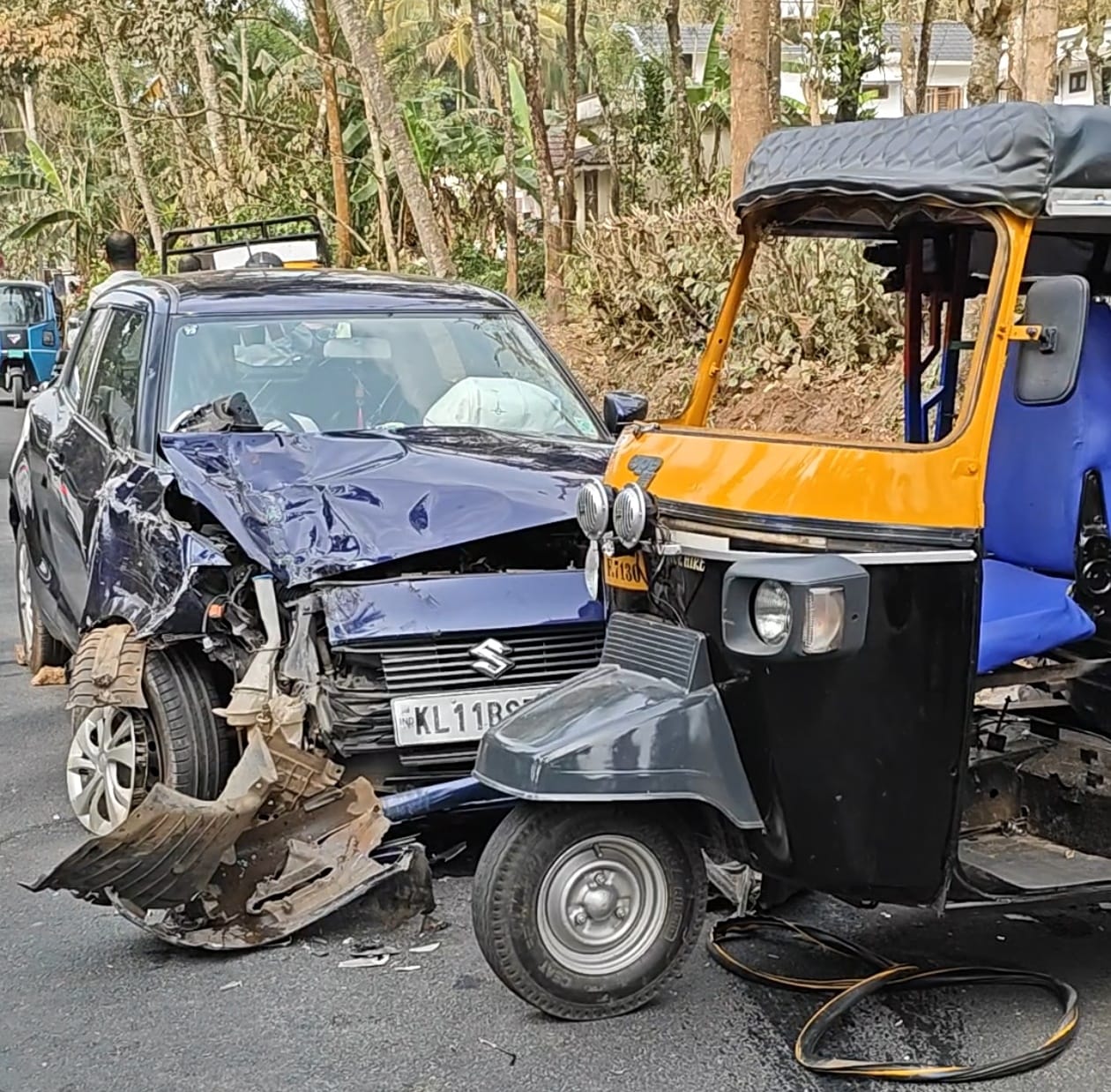 പട്ടാണിക്കൂപ്പ് ഉണ്ണിശോ പള്ളിക്ക് സമീപം കാറും ഓട്ടോറിക്ഷയും തമ്മിൽ കൂട്ടിയിടിച്ചു രണ്ടു പേർക്ക് പരിക്ക്