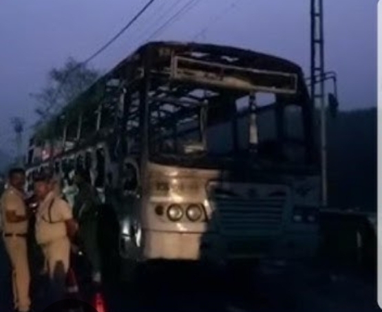 ബസിൽ നിന്നും പുക, പിന്നാലെ തീപിടിത്തം; കെഎസ്ആർടിസി ബസ് കത്തിനശിച്ചു