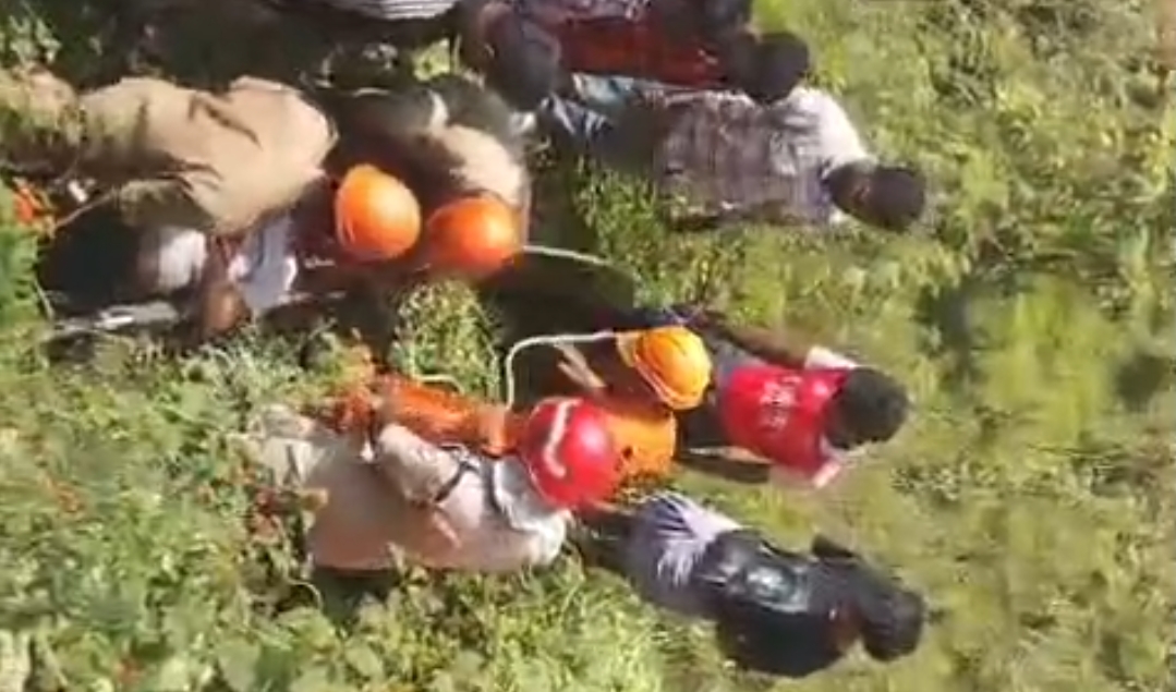 സെൽഫി എടുക്കുന്നതിനിടെ മൂന്നു മീറ്റർ താഴ്ചയിലേക്ക് വീണു. കോഴിക്കോട് സ്വദേശിക്ക് പരിക്ക്