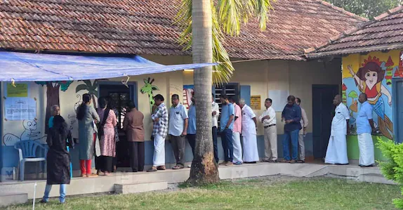 7 ജില്ലകളിലേക്കുള്ള വോട്ടെടുപ്പ് ആരംഭിച്ചു