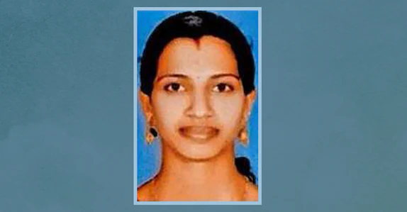 അമ്മ ഉണരുന്നില്ലെന്ന് കുട്ടികൾ, അയൽക്കാരെത്തിയപ്പോൾ യുവതി കിടക്കയിൽ മരിച്ച നിലയിൽ; ഭർത്താവിനെ കാണാനില്ല