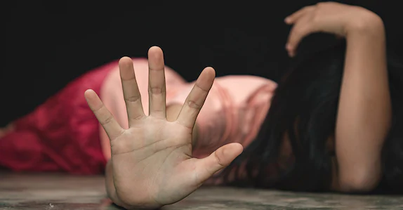 ഓടുന്ന കാറിൽ യുവതിയെ പീഡിപ്പിച്ചു; ഐടി ജീവനക്കാരിയും ഭർത്താവും കമ്പനി സിഇഒയും അറസ്റ്റിൽ