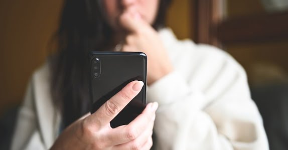 അവധിക്കാല യാത്രകൾക്ക് ഒരുങ്ങുന്നോ? ഇത് മറക്കരുത്: പവർ ബട്ടൺ 3 തവണ അമർത്തിയാൽ സഹായം; 112 മുതൽ ലോക്ക്ഡ് ഹൗസ് വരെ