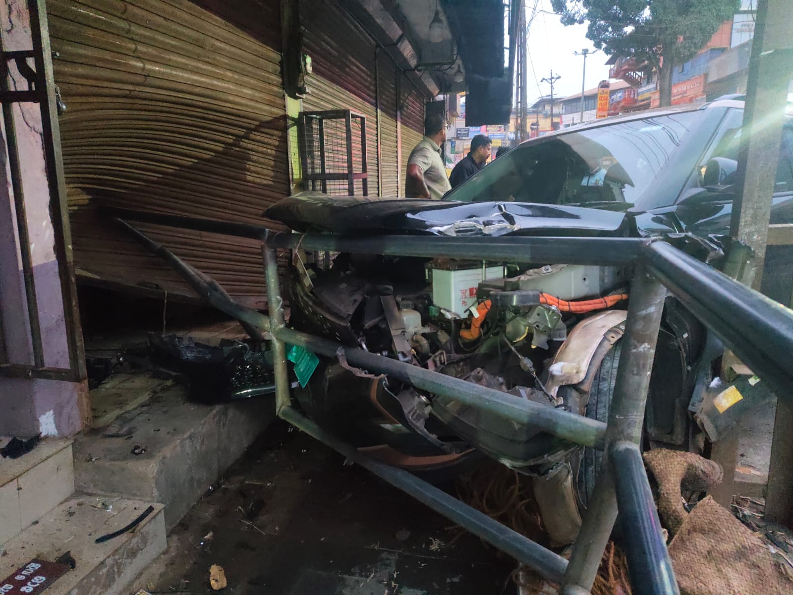 നിയന്ത്രണം വിട്ട കാർ ഫുട്പാത്തിലേക്ക് ഇടിച്ചു കയറി അപകടം