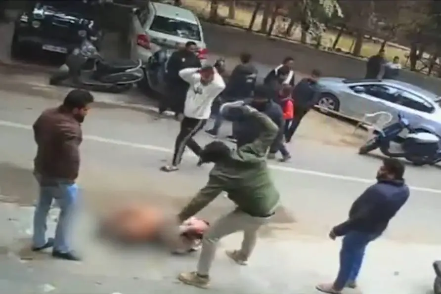 ജിം ഉടമസ്ഥതയുടെ പേരിൽ തർക്കം; ഡൽഹിയിൽ യുവാവിനെയും ഭാര്യയെയും തല്ലിച്ചതച്ചു, മകനെ നഗ്നനാക്കി മർദിച്ചു