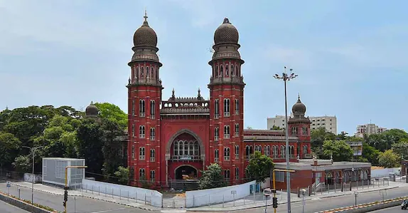 ഗവർണറിൽ നിന്ന് സർട്ടിഫിക്കറ്റ് സ്വീകരിക്കാൻ വിസമ്മതിച്ചു; യുവതിയുടെ പിഎച്ച്ഡി റദ്ദാക്കണമെന്ന ഹർജി തള്ളി