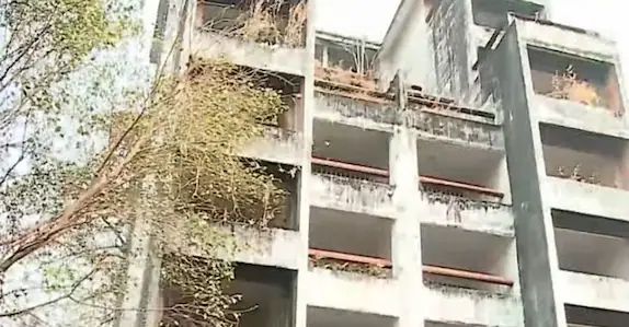 മരടിലെ ചരിഞ്ഞ ഫ്ലാറ്റിൽ നാലു ദിവസം പഴക്കമുള്ള മൃതദേഹം; തലയ്ക്കു പിന്നിൽ ആഴത്തിൽ പരിക്ക്