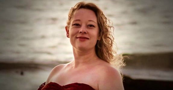 വാഹനപരിശോധനയ്ക്കിടെ കാർ തടഞ്ഞു, കൂട്ടാക്കാതെ മുന്നോട്ടെടുത്തു; യുവതിയെ വെടിവച്ചുകൊന്നു, പ്രതിഷേധം