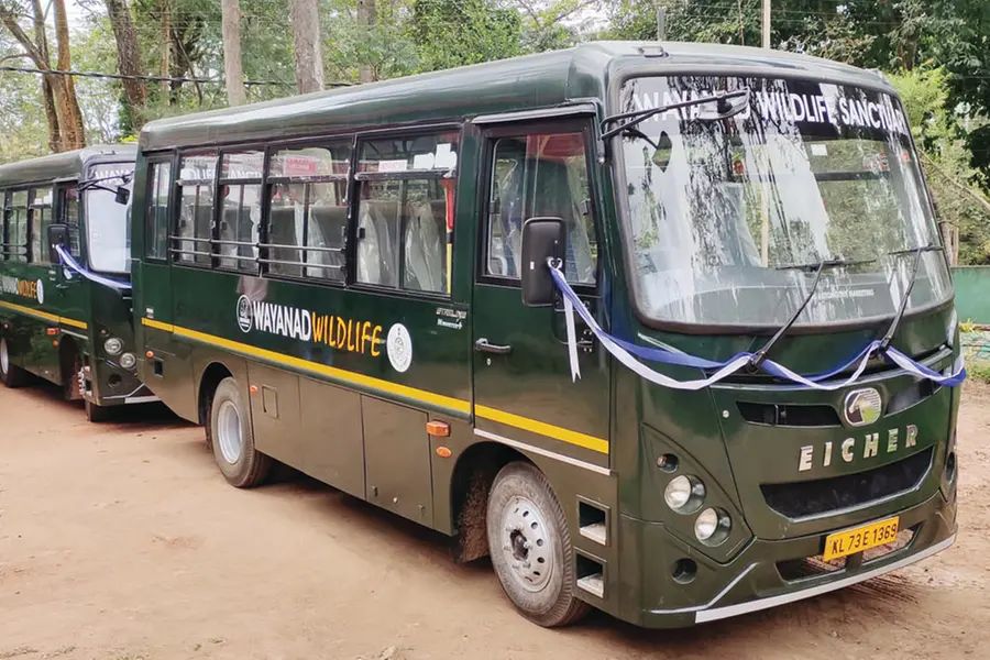 കാട്ടാനയുടെ ആക്രമണത്തില് കൊല്ലപ്പെട്ട യുവാവിന്റെ കുടുംബത്തിന് നഷ്ടപരിഹാരം നല്കിയില്ല; വനംവകുപ്പിന്റെ ബസുകള് പിടിച്ചെടുത്ത് കോടതി