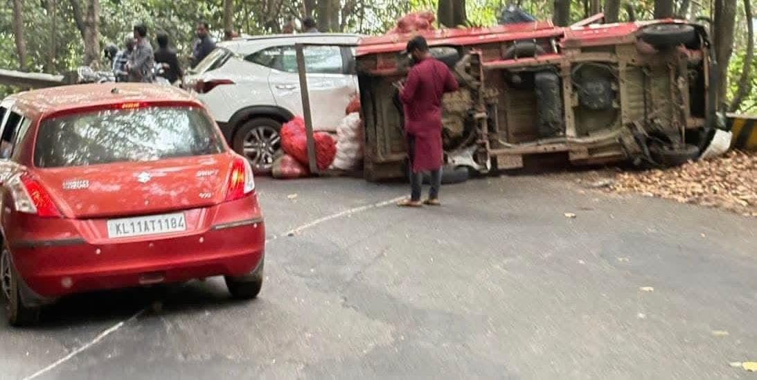 താമരശ്ശേരി ചുരത്തിൽ വാഹനാപകടം :ഒരാൾ മരിച്ചു