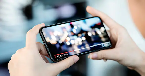 ‘വ്യൂസിനും പണത്തിനും’ വേണ്ടി ഇത്തരം വിഡിയോകളിട്ടാൽ അക്കൗണ്ട് പോയേക്കാം: നടപടിയുമായി സോഷ്യൽമീഡിയകൾ