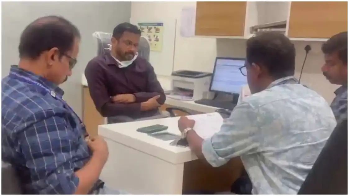 സര്ക്കാര് ശമ്പളം 3 ലക്ഷം, അതേ ഡോക്ടര് 7 ലക്ഷം സ്വകാര്യ ആശുപത്രിയില് നിന്നും കീശയിലാക്കും; സ്വകാര്യ പ്രാക്ടീസ് കണ്ടെത്തി വിജിലൻസ്, കേസെടുക്കും