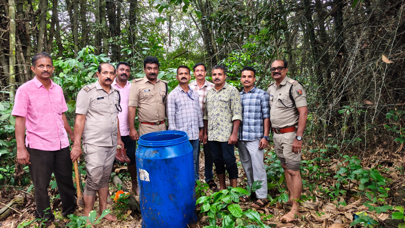 ചാരായം വാറ്റാൻ പാകപ്പെടുത്തിയ 210 ലിറ്റർ വാഷ് പിടികൂടി