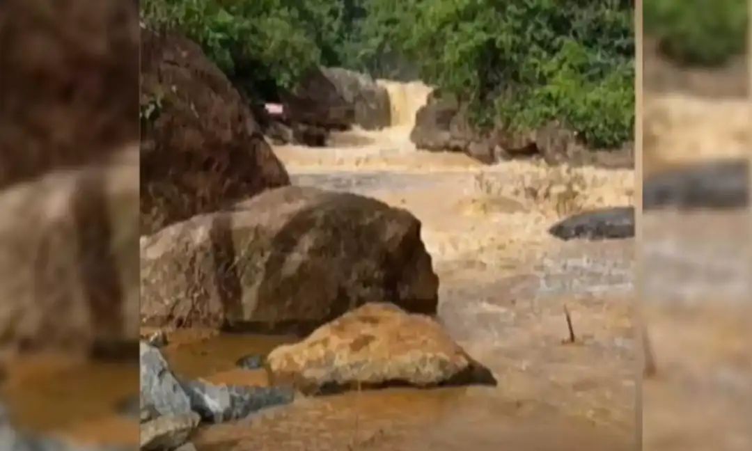കോഴിക്കോട് പതങ്കയം പുഴയില് മൂന്ന് പേര് ഒഴുക്കില് പെട്ടു; രണ്ട് പേരെ രക്ഷപ്പെടുത്തി, കാണാതായ ഒരാള്ക്കായി തിരച്ചില്