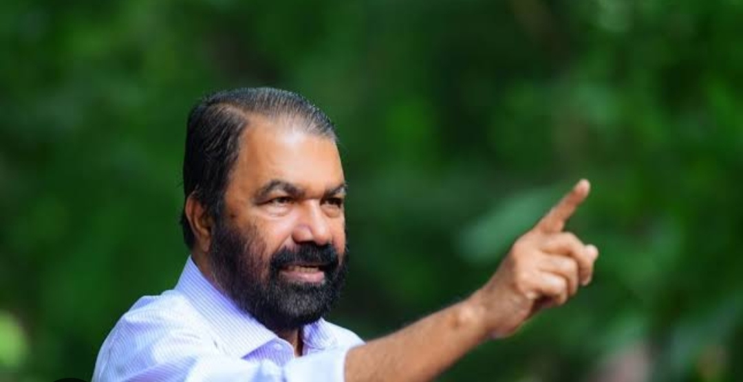 മുരളീധരന്റെ മിഠായി വിതരണത്തിൽ വിവാദം; ജന്മിത്ത മനോഭാവമെന്ന് ശിവൻകുട്ടി