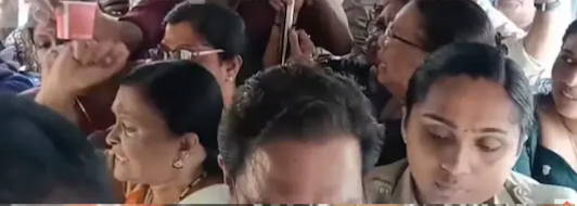 പായസം വിളമ്പുകാരൻ മന്ത്രിയുടെ സ്റ്റാഫ്; കോൺഗ്രസുകാരിയുടെ കൈതട്ടി മന്ത്രിയുടെ തലയിൽ വീണു