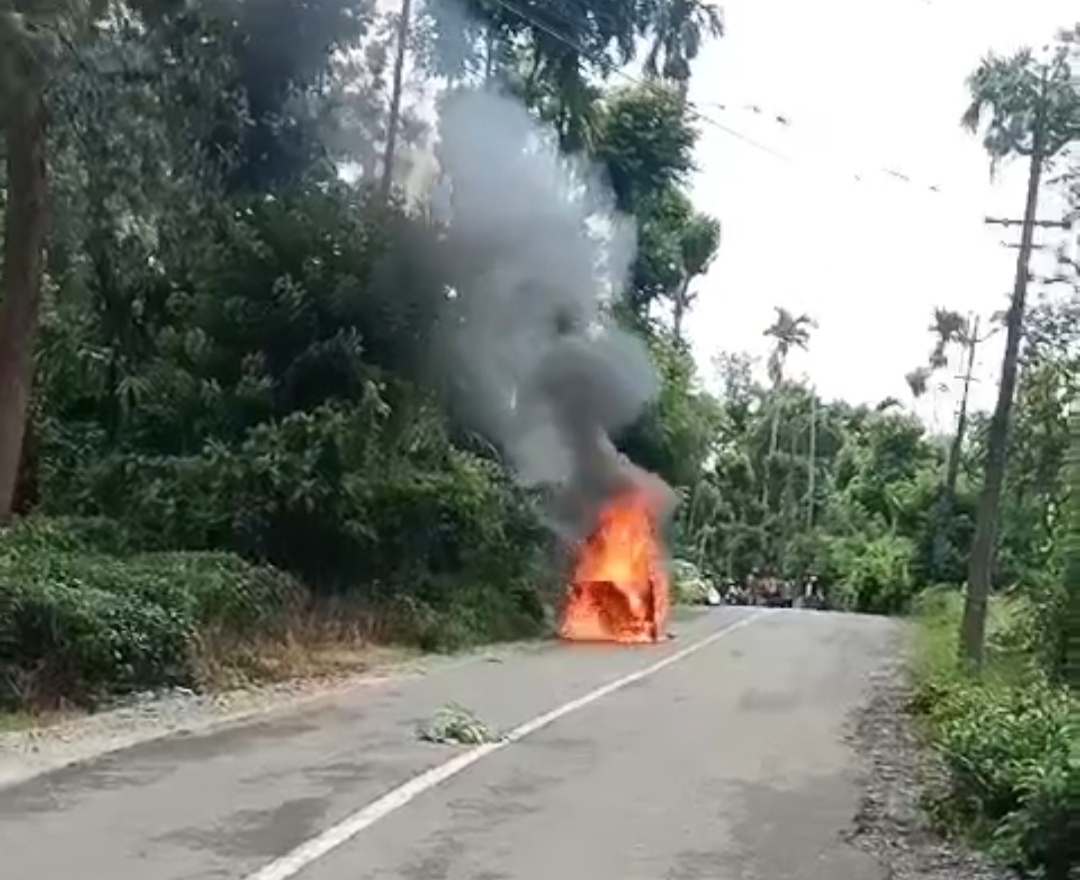 ഓട്ടോറിക്ഷയ്ക്ക് തീ പിടിച്ചു
