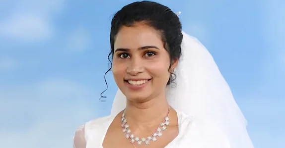 മിന്നലേറ്റ് യുവതിക്ക് ദാരുണാന്ത്യം; ഭർത്താവിന് പരുക്ക്
