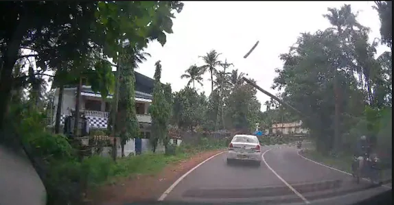 ഓടിക്കൊണ്ടിരുന്ന കാറിന് മുകളിൽ തെങ്ങ് ഒടിഞ്ഞുവീണു; സിസിടിവി ദൃശ്യങ്ങൾ പുറത്ത്
