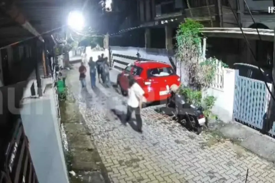 കമന്റടി ചോദ്യംചെയ്തതിന്  പെൺകുട്ടികളെ ആക്രമിച്ചു; നിലത്തിട്ട് ചവിട്ടി;അക്രമികളിൽ സ്ത്രീകളും