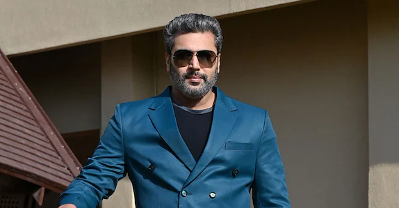 10 ലക്ഷം രൂപ വിലമതിക്കുന്ന വജ്ര നെക്ലേസ് മോഷണം പോയി; നടൻ രവി മോഹന്റെ വീട്ടിൽ ജോലിക്കാരെ തടഞ്ഞുവച്ചു