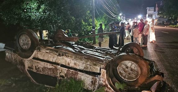 കേടായി വഴിയിൽ കിടന്ന വാഹനം 21കാരൻ ആക്രിവിലയ്ക്ക് വിറ്റു; ഉടമയറിഞ്ഞത് ക്രെയിനെത്തിയപ്പോൾ