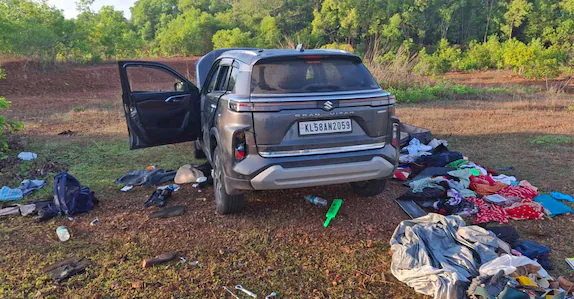 നിർത്തിയിട്ട കാറിൽ രക്തക്കറ; പുറത്ത് സ്ത്രീകളുടേയും കുട്ടികളുടേയും വസ്ത്രങ്ങൾ
