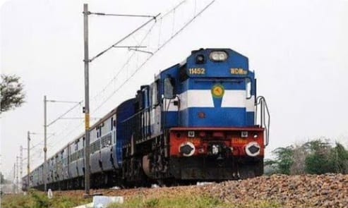 ട്രെയിനില് ഇനി വാട്സ്ആപ്പ് ടിക്കറ്റുമായി യാത്ര വേണ്ട; പിഴ വീഴും