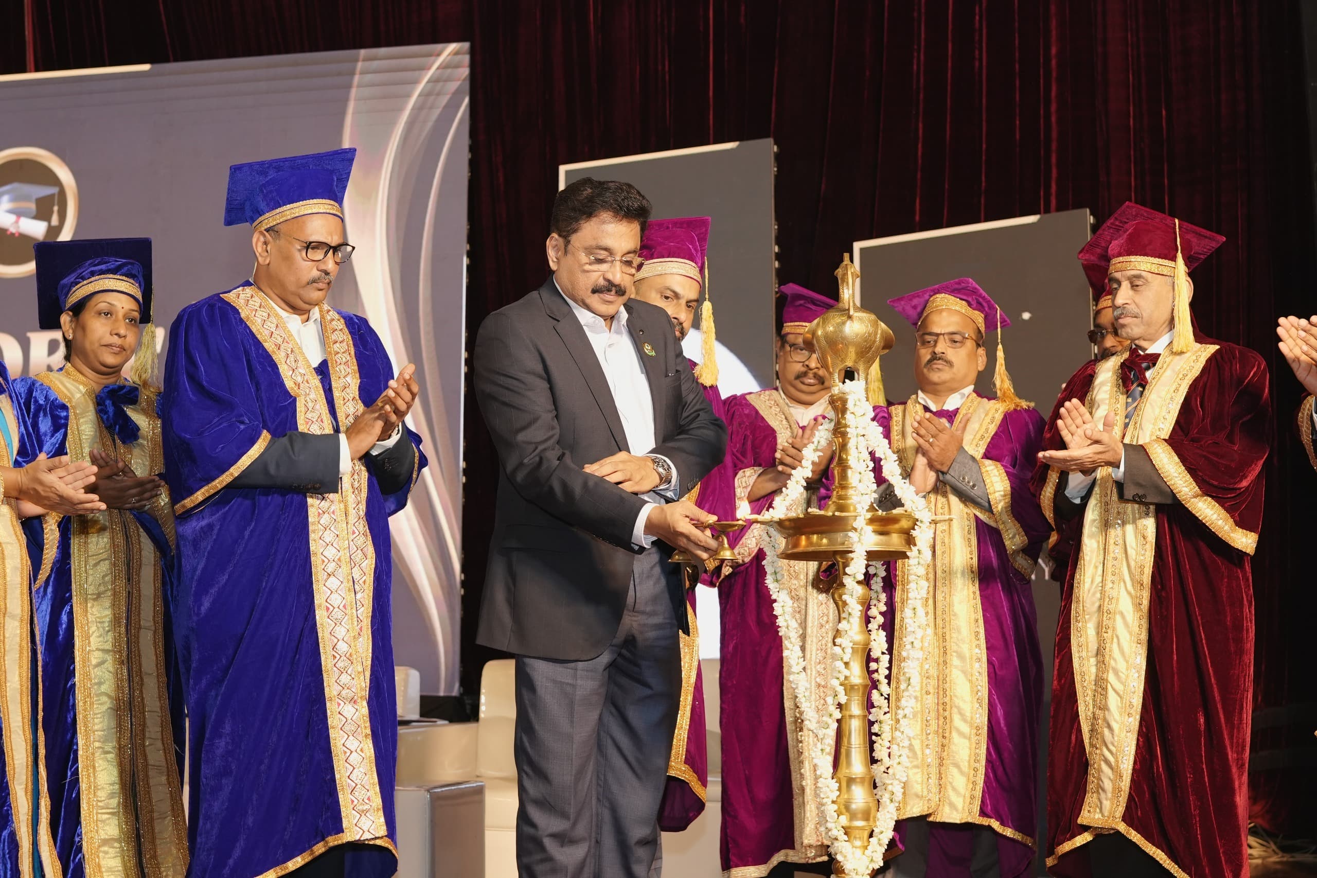 ഡോ. മൂപ്പൻസ് കോളേജ് ഓഫ് ഫാർമസിയിൽ ആറാമത് ബിരുദദാനം നടന്നു