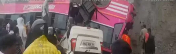 ബസ് ഡിവൈഡറിൽ ഇടിച്ച് തലകീഴായി മറിഞ്ഞു; ഒരാൾക്ക് ദാരുണാന്ത്യം, നിരവധി പേർക്ക് പരുക്ക്