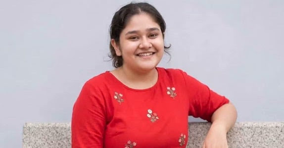 ‘പിതാവിനെ കൊല്ലാൻ കഴിയുമെങ്കില്, നിങ്ങളെ കൊല്ലാൻ എളുപ്പമാണ്’; അച്ഛന്റെ മരണത്തിലും ആയുഷിക്ക് പങ്ക്? പരാതി നൽകി കുടുംബം
