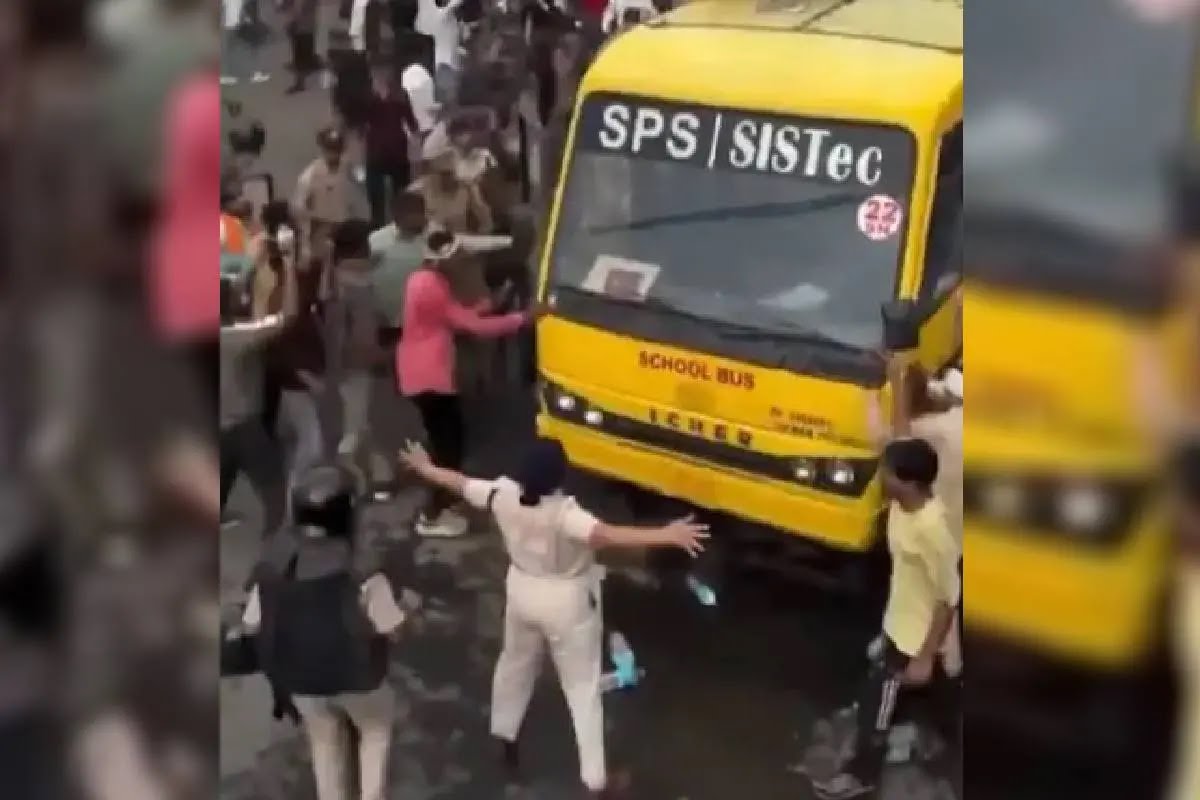 കൈകൾ വിരിച്ച്, നെഞ്ച് വിടർത്തി ബസ് തടഞ്ഞ് ഭോപ്പാലിലെ ‘ലേഡി സിങ്കം’; ചെയ്തത് കടമയെന്ന് വിശദീകരണം