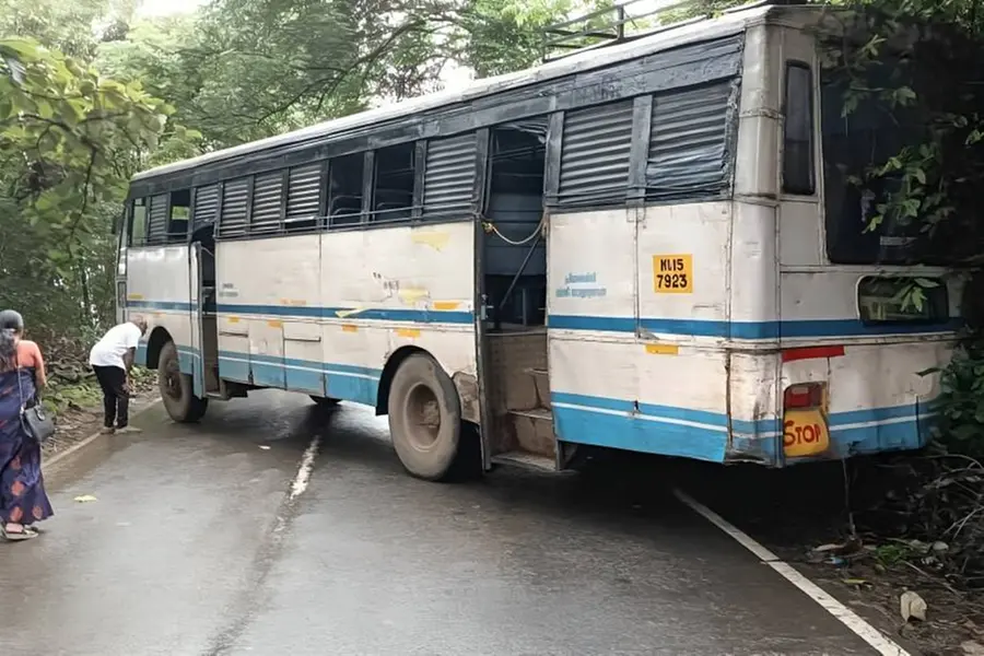160-ലേറെ യാത്രക്കാർ, ആരും ഇറങ്ങാൻ തയ്യാറായില്ല; കുറ്റ്യാടിചുരത്തിൽ പ്രിയദർശിനി ബസ് അപകടത്തിൽപ്പെട്ടു