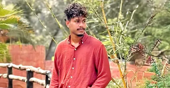 ബൈക്ക് ഇരപ്പിച്ചതിൽ തർക്കം; അയല്വാസിയായ യുവാവിനെ കുത്തിക്കൊന്നു, പിതാവും മക്കളും അറസ്റ്റിൽ