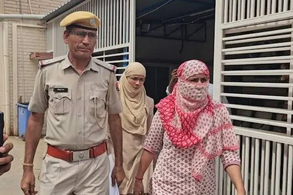 പണം തട്ടിപ്പിന് നഴ്‌സ് അറസ്റ്റിൽ,പിന്നാലെ പരാതിക്കാരനായ ഡോക്ടർ നൂറോളം പേരെ പീഡിപ്പിച്ചെന്ന് ആരോപണം