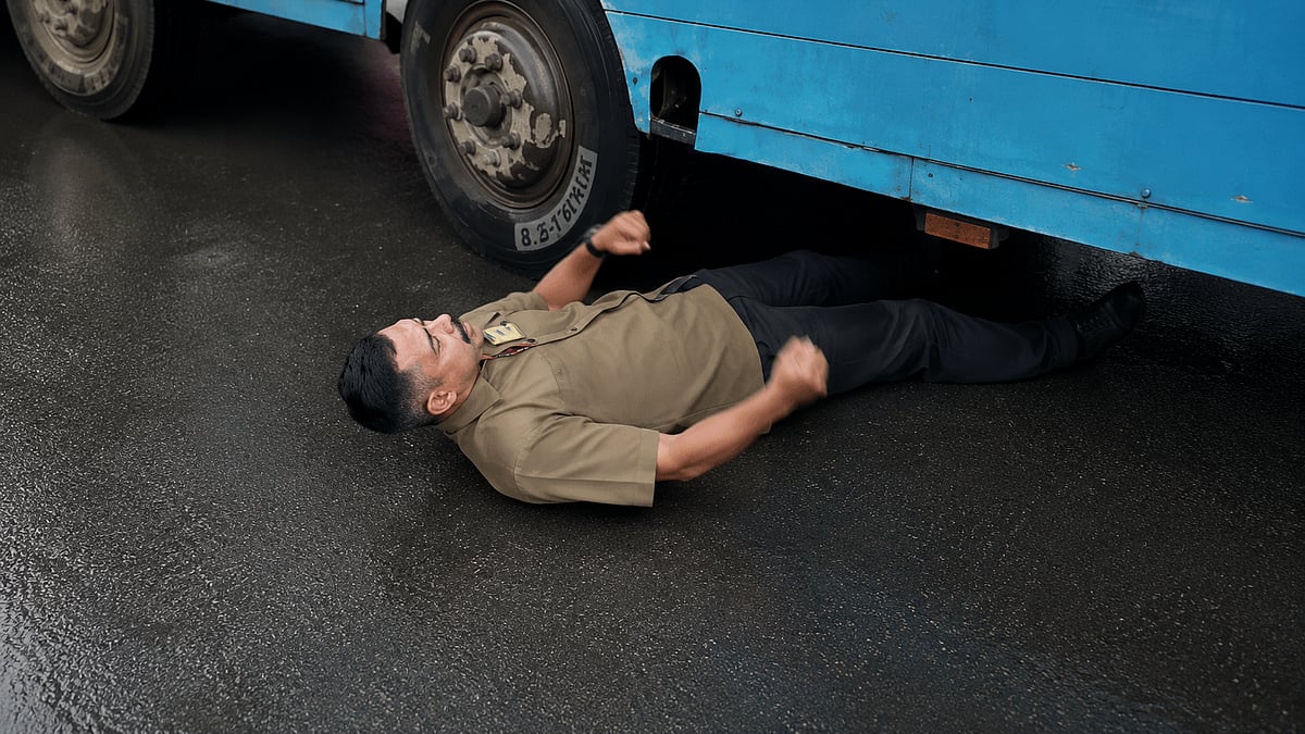 ‘എടുക്കെടാ പ്രിയദർശിനി നെഞ്ചത്തോട്ട്…’; ഉപ്പുതറയിൽ കെഎസ്ആർടിസി ബസിനടിയിൽ കിടന്ന് സ്വകാര്യ ബസ് ഉടമയുടെ നാടകീയ പ്രതിഷേധം