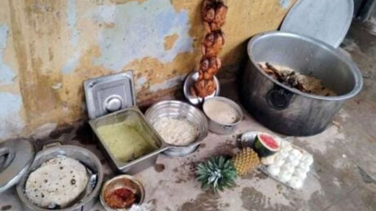 പഴകിയ ഷവായി, മന്തി റൈസ്, കോളിഫ്ളവര്…; ആരോഗ്യ വകുപ്പിന്റെ മിന്നല് റെയ്ഡ്, ഹോട്ടലുകള്ക്ക് നോട്ടീസ്