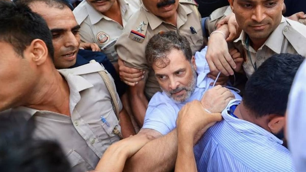 പ്രധാനമന്ത്രിയുടെ വസതിക്ക് മുന്നിൽ പ്രതിപക്ഷ പ്രതിഷേധം, രാഹുലിനെ റോഡിലൂടെ വലിച്ചിഴച്ചു, അറസ്റ്റ്