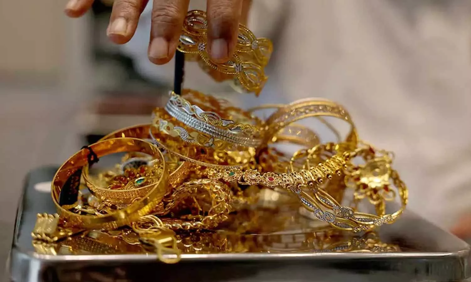 അടച്ചിട്ട വീട് കുത്തിത്തുറന്ന് 28 പവന് കവര്ന്നു