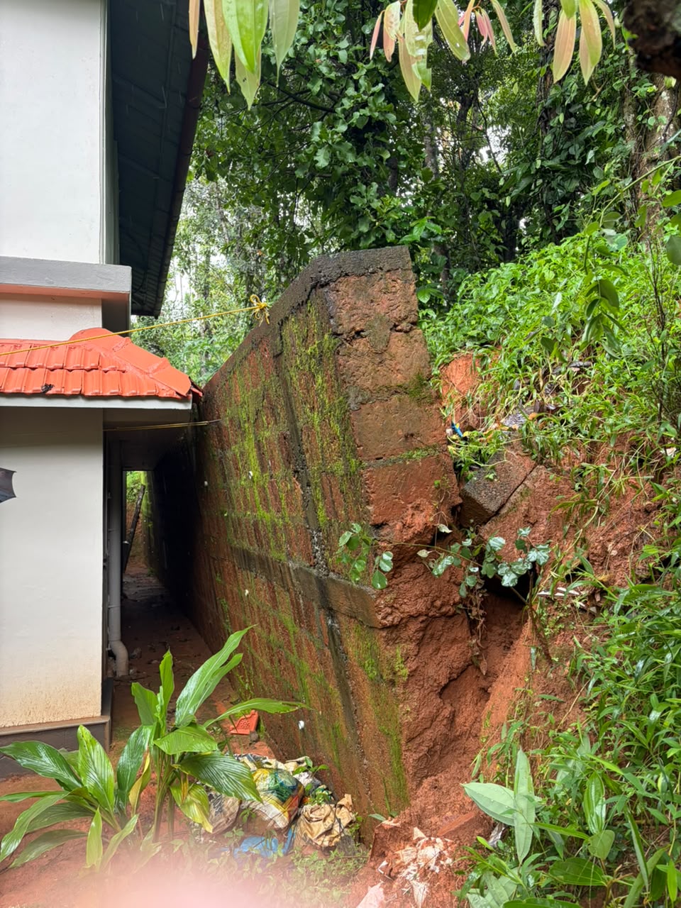 കനത്ത മഴ: മതിൽ വീടിലേക്ക് ഇടിഞ്ഞു വീണു