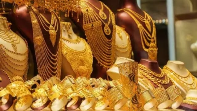 പിതാവിന്റെ സുഹൃത്തിന്റെ 9 പവൻ സ്വർണം മോഷ്ടിച്ച് കാമുകന് ഇരുചക്രവാഹനം വാങ്ങിനൽകി; വിദ്യാർഥിനി അറസ്റ്റിൽ