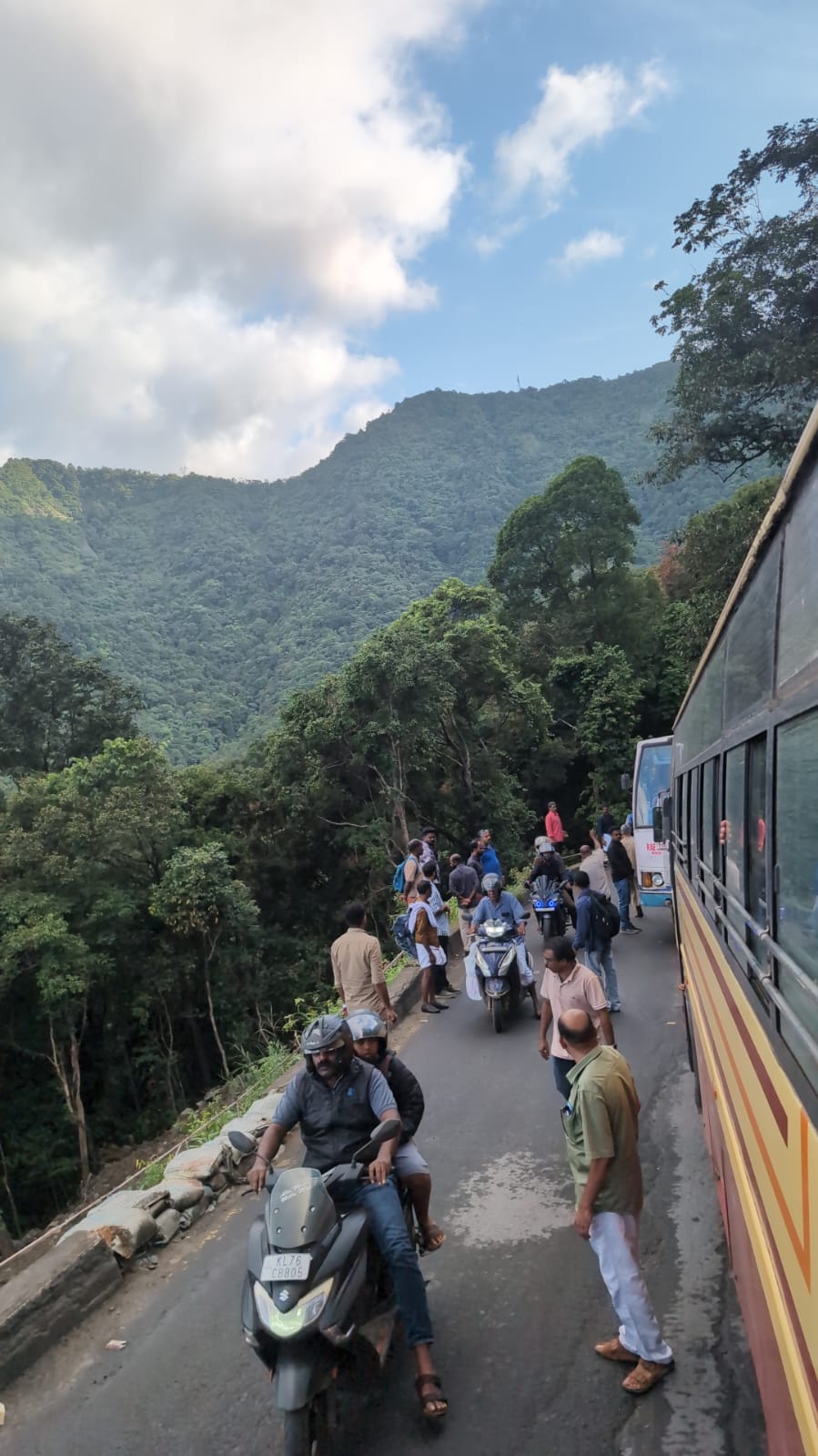 താമരശ്ശേരി ചുരത്തിൽ വൻ ഗതാഗതക്കുരുക്ക്: ആറാം വളവിൽ കെഎസ്ആർടിസി ബസ് കുടുങ്ങി; യാത്രക്കാർ വലയുന്നു