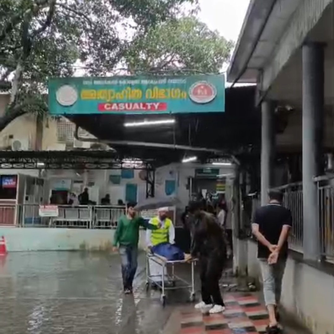 മാനന്തവാടി മെഡിക്കൽ കോളജിൽ രോഗികളെ മഴയത്ത് എക്സ്-റേ എടുക്കാൻ കൊണ്ടുപോയി; ദൃശ്യങ്ങൾ പുറത്ത്