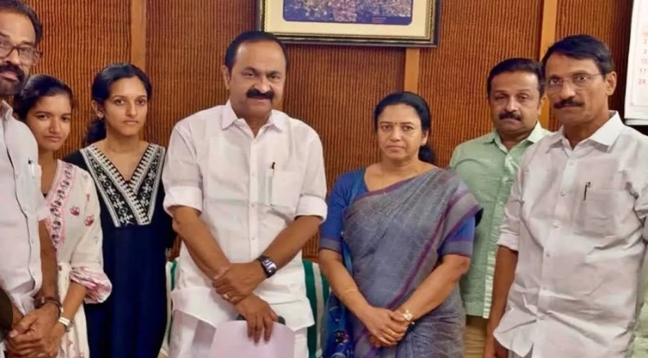 നവീൻ ബാബുവിന്റെ മകൾക്ക് സർക്കാർ ജോലി; നിയമന ഉത്തരവ് കൈമാറി മുഖ്യമന്ത്രി