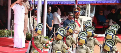 വന്ദേമാതരം: കോഴിക്കോട്ട് നാടകീയ രംഗങ്ങൾ, ദേശീയഗാനത്തിനൊപ്പം ആലപിച്ചു; പലയിടത്തും പാടിയില്ല