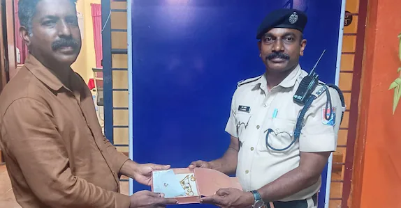 ആറര ലക്ഷത്തിന്റെ സ്വർണാഭരണങ്ങൾ അടങ്ങിയ ബാഗ് യാത്രക്കാരൻ മറന്നുവച്ചു; തിരികെ നൽകി ആർപിഎഫ്