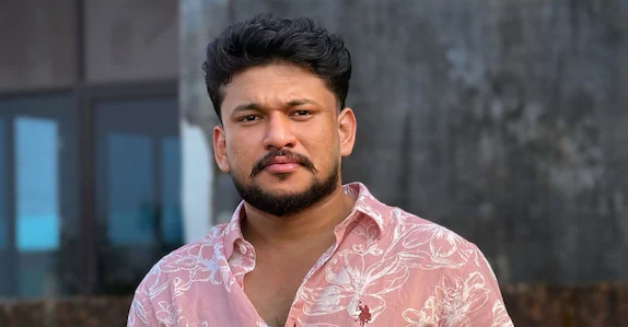 തലവേദനയായതോടെ സിപിഎം നേതൃത്വം തള്ളിപ്പറഞ്ഞു; പാർട്ടി ഗ്രാമങ്ങൾ കൈവിടുമെന്ന് ആയങ്കി കരുതിയില്ല